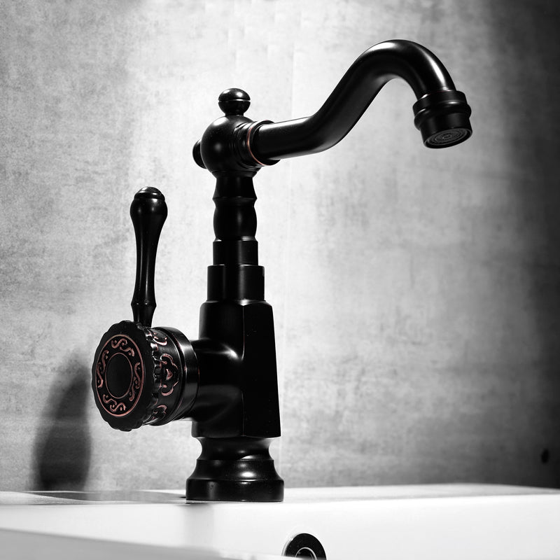 Eleganter Küchenwasserhahn mit schwenkbarem Auslauf und Hebelgriff