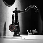 Eleganter Küchenwasserhahn mit schwenkbarem Auslauf und Hebelgriff