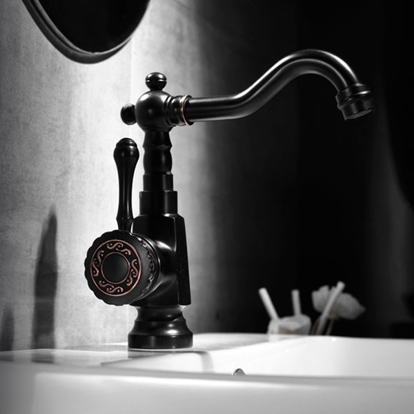 Eleganter Küchenwasserhahn mit schwenkbarem Auslauf und Hebelgriff
