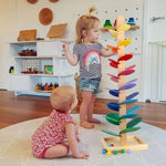 Bunter Holz-Murmelturm: Spielerisches Lernen für Kinder