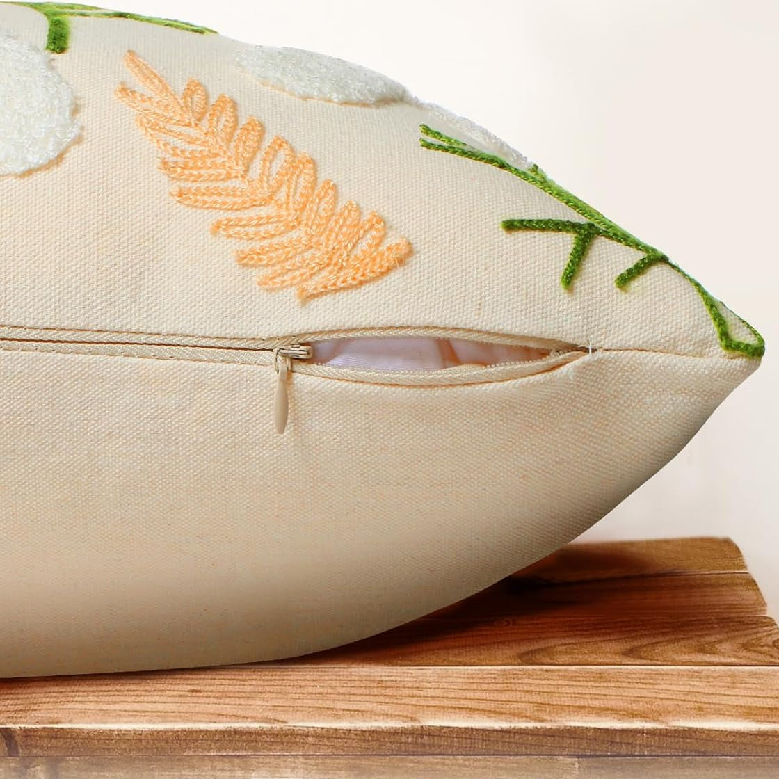 Natur Chic – Kissenbezug mit lebhaftem Pflanzenmotiv