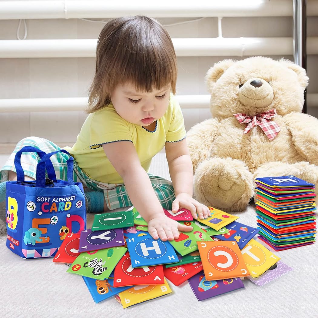 Karten mit bunten Buchstaben für kleine Kinder