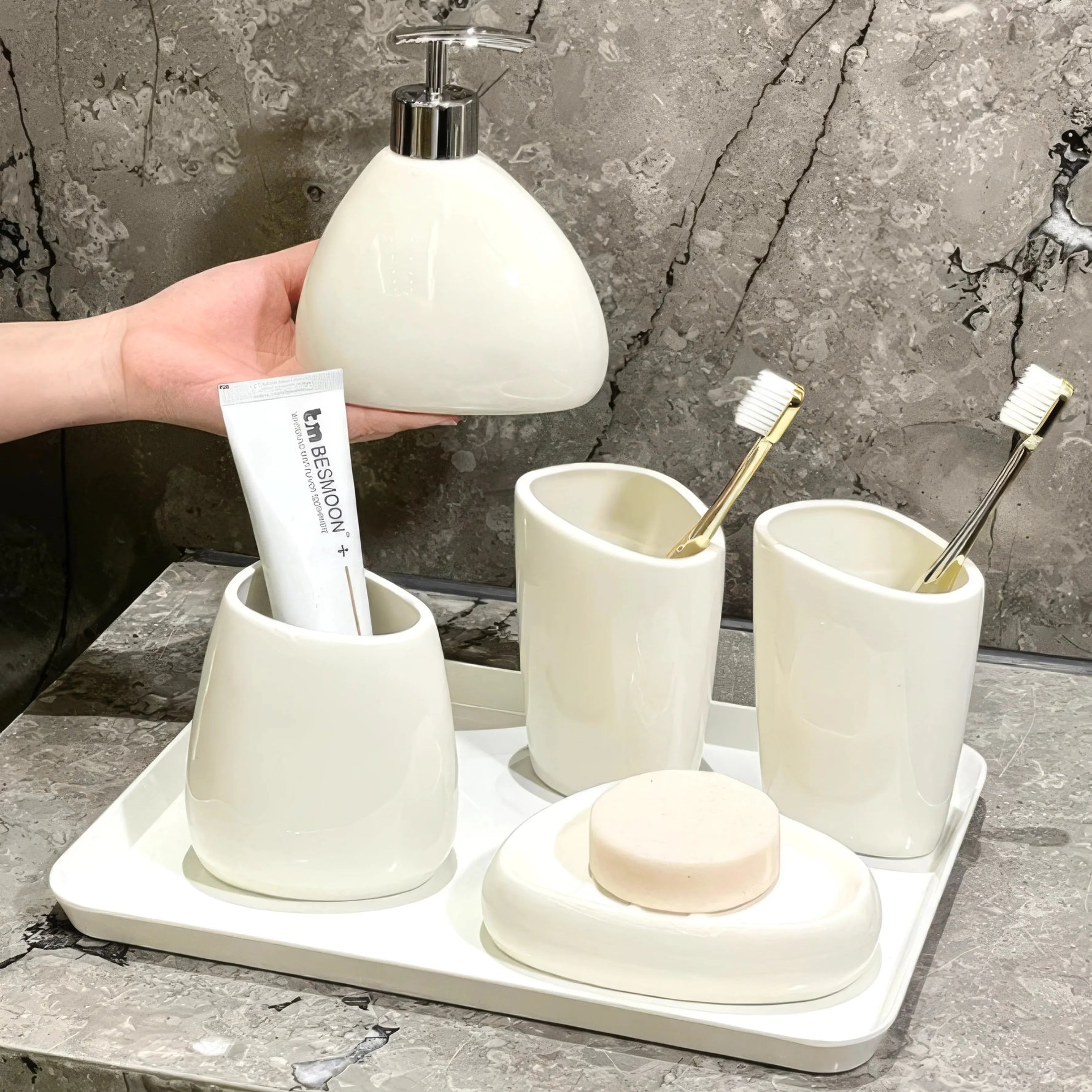 Elegantes Badezimmer-Set mit Seifenspender und Bechern