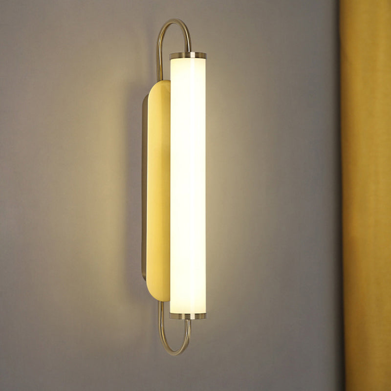 Elegante Goldene Wandleuchte mit LED und Acrylschirm