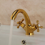 Stilvolle Badezimmerarmatur mit Kreuzgriffen in Goldchrom