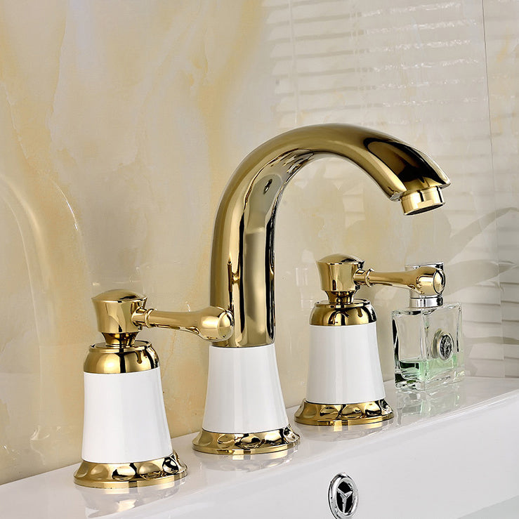 Eleganter Badewannenarmatur mit Deckmontage für modernes Badezimmer