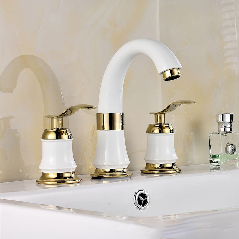 Eleganter Badewannenarmatur mit Deckmontage für modernes Badezimmer