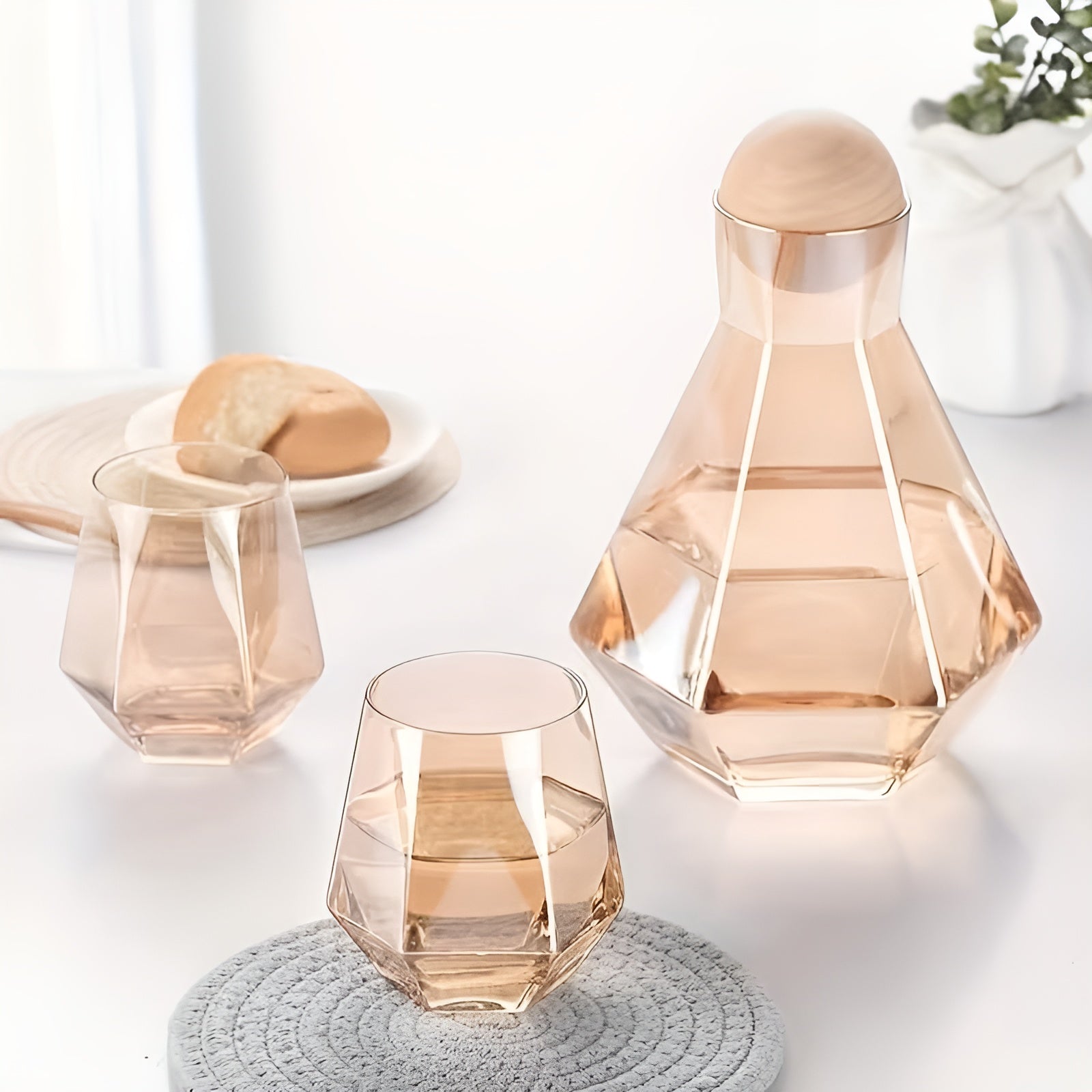 Glas-Karaffe mit 4 Gläsern – modernes 5-teiliges Set mit Deckeln für Wasser, Saft und Wein