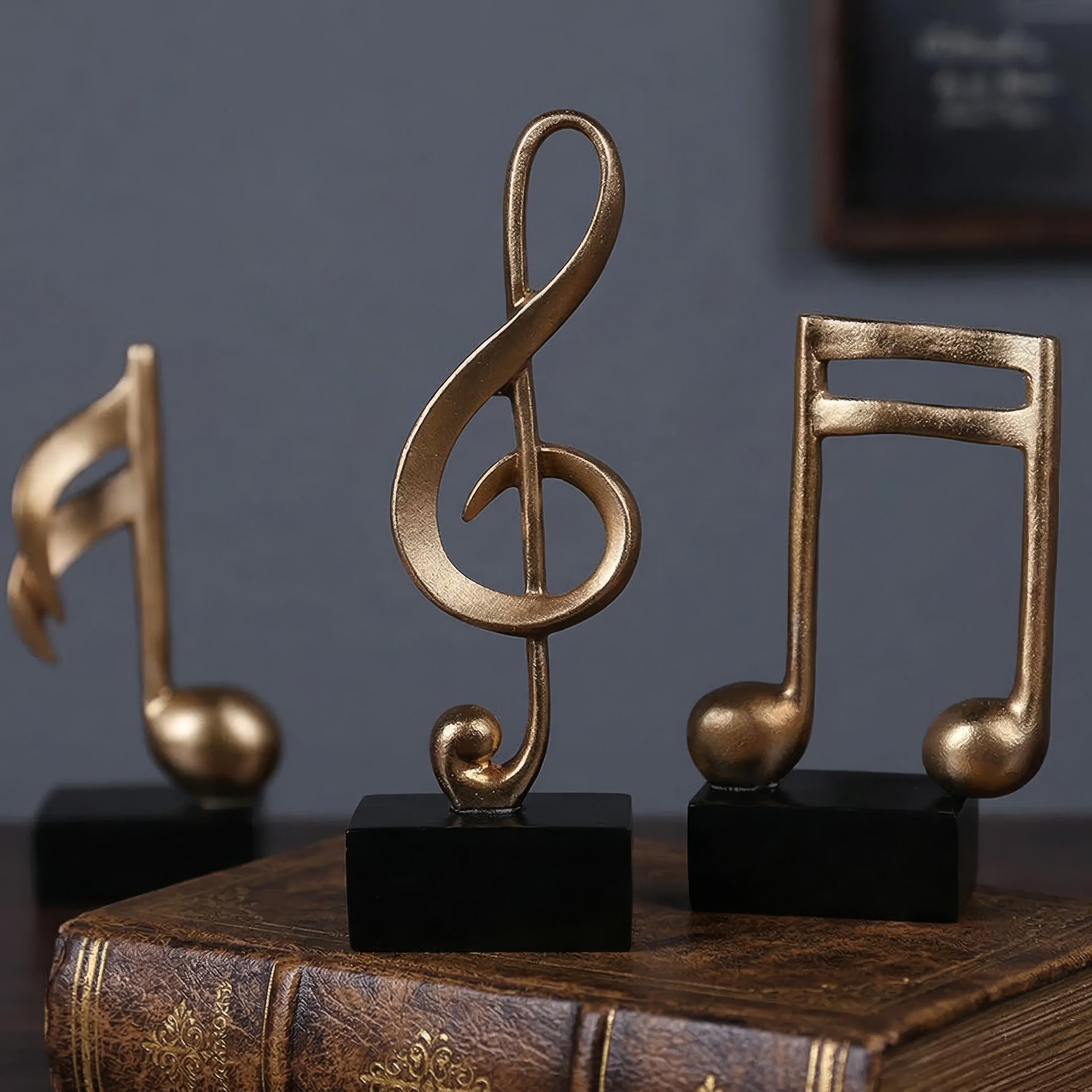 Musikalische Eleganz – Stilvolle Dekofigur für Ihr Zuhause