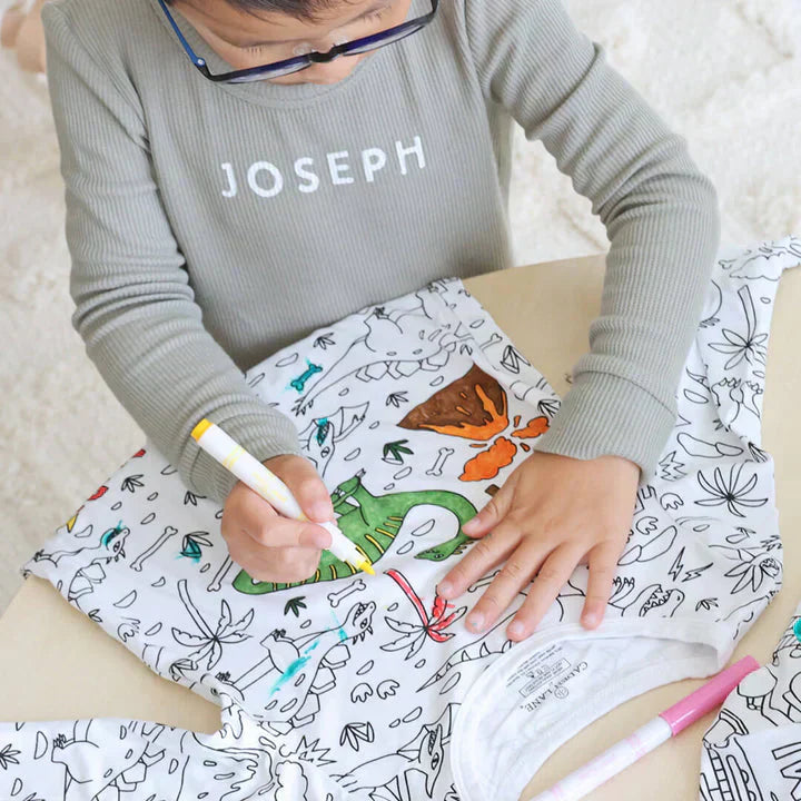 Selbstgestaltbarer Kinderpyjama zum Ausmalen