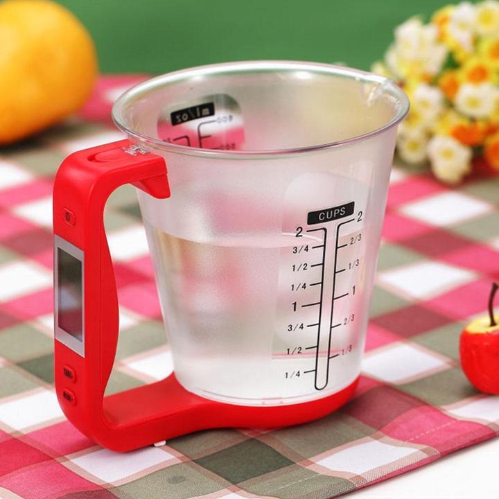 Präzise Küchenwaage mit Messbecher | KüchenGuru