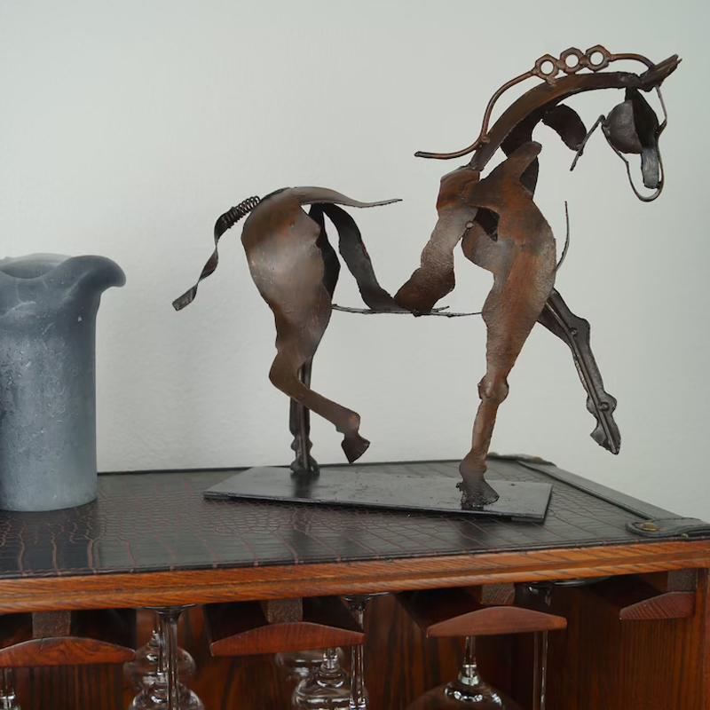 Elegante Metallpferdeskulptur für Ihr Zuhause
