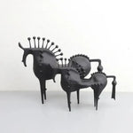Abstrakte Metallskulptur eines Pferdes