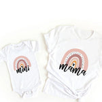 Passendes T-Shirt und Strampler im Regenbogen-Design für Mama und Tochter