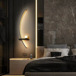 Moderne LED Wandleuchte mit geschwungener Form und Lichtmodi