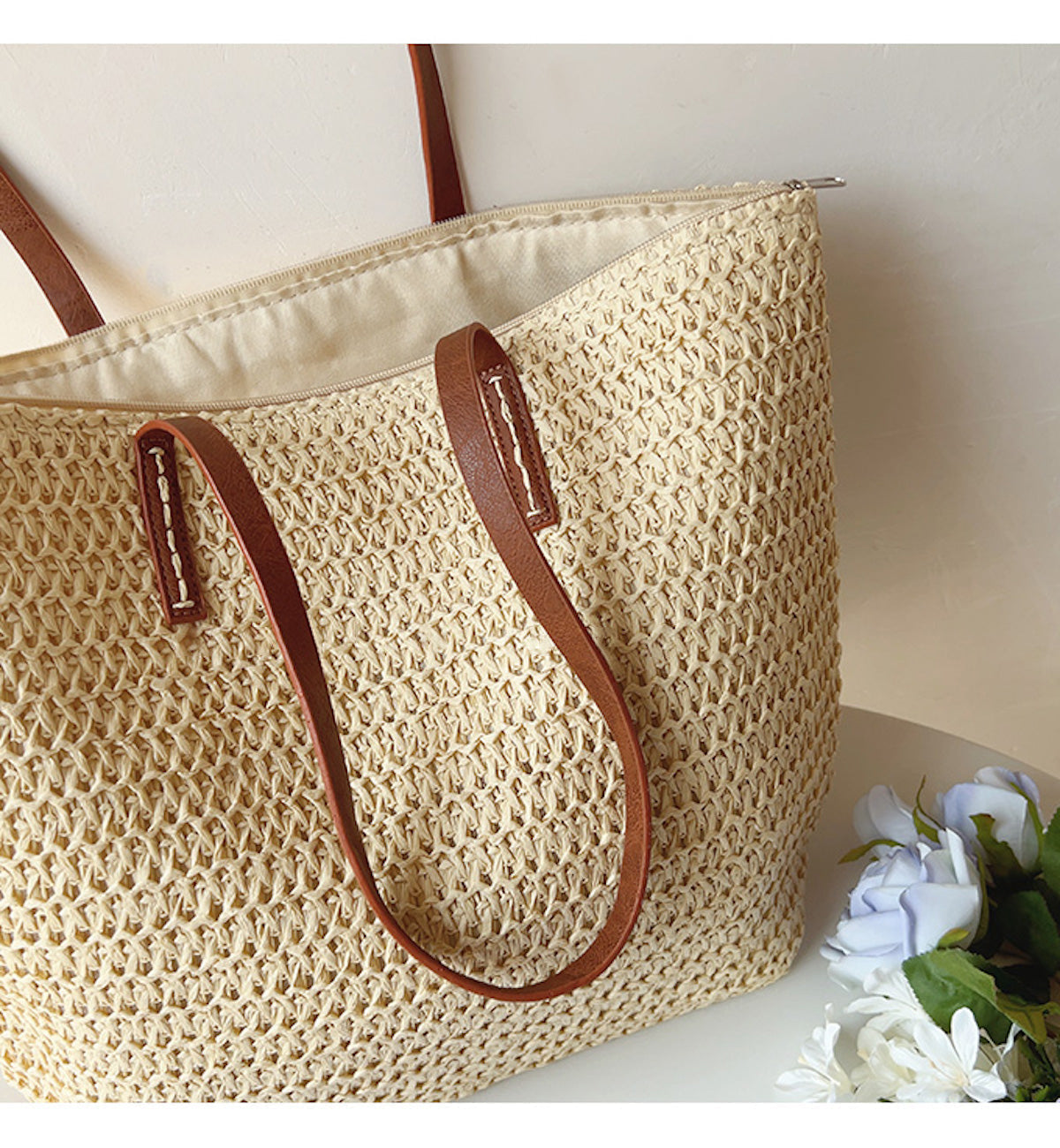 Stilvolle Rattan-Tasche mit Lederriemen für jeden Anlass