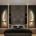 Moderne LED Wandleuchte mit geschwungener Form und Lichtmodi