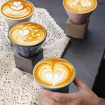 Große Keramikkaffeetasse mit konischer Nahtbasis - Becher und Untersetzer Set