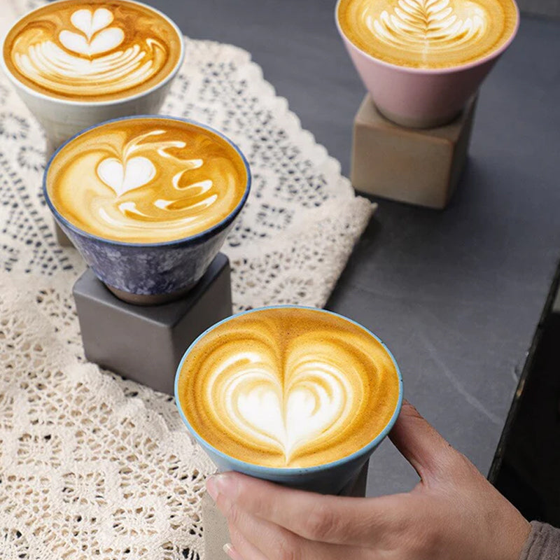 Große Keramikkaffeetasse mit konischer Nahtbasis - Becher und Untersetzer Set