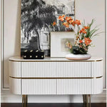 Moderne Vase mit realistischer Blumenanordnung