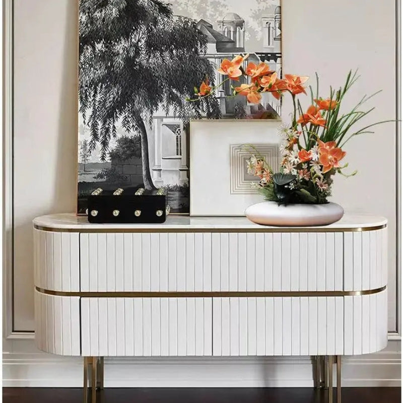 Moderne Vase mit realistischer Blumenanordnung