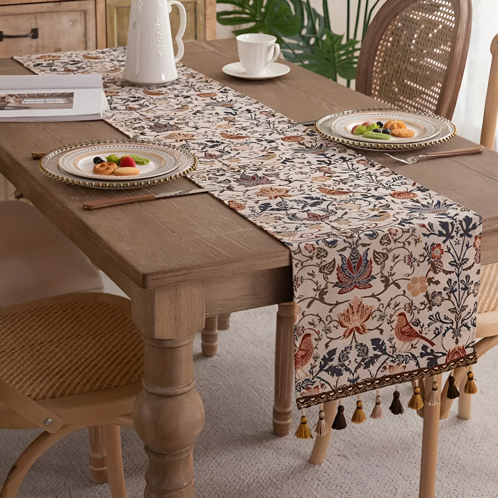 Rustikaler Tischläufer mit floralen und tierischen Motiven