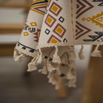 Elegante Ethno-Tischdecke mit stilvollen Quasten