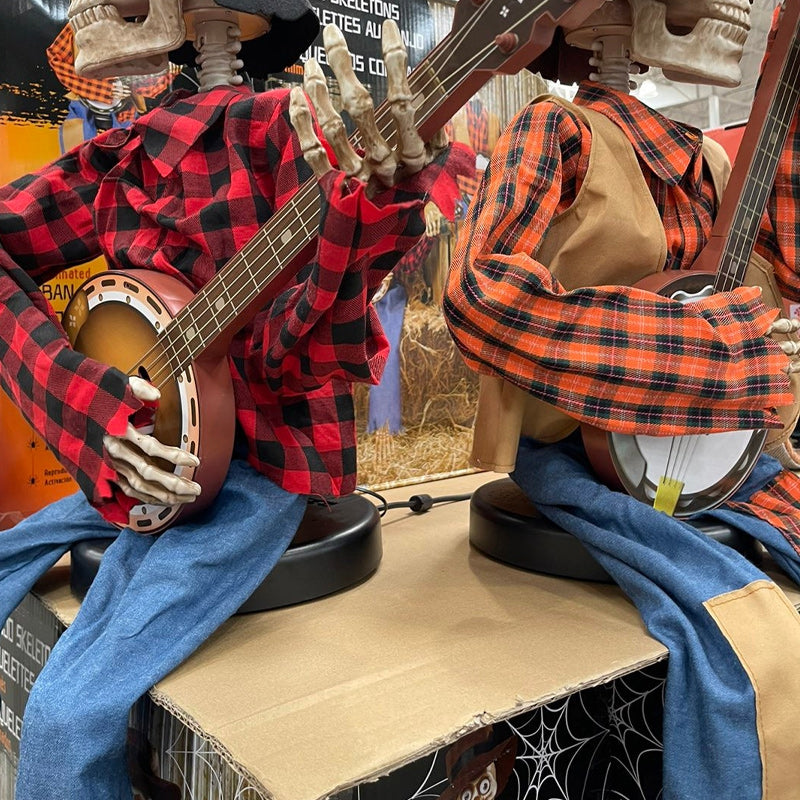 Lustige Duell mit lebhaften Banjo-Skeletten