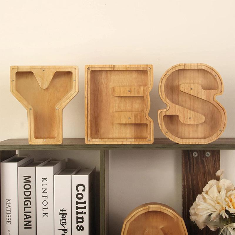 Handgefertigte Holzspardose mit Alphabet-Design