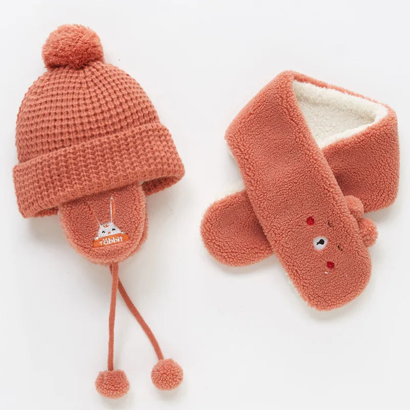 Wintermütze für Babys mit Ohrenschutz und passendem Schal