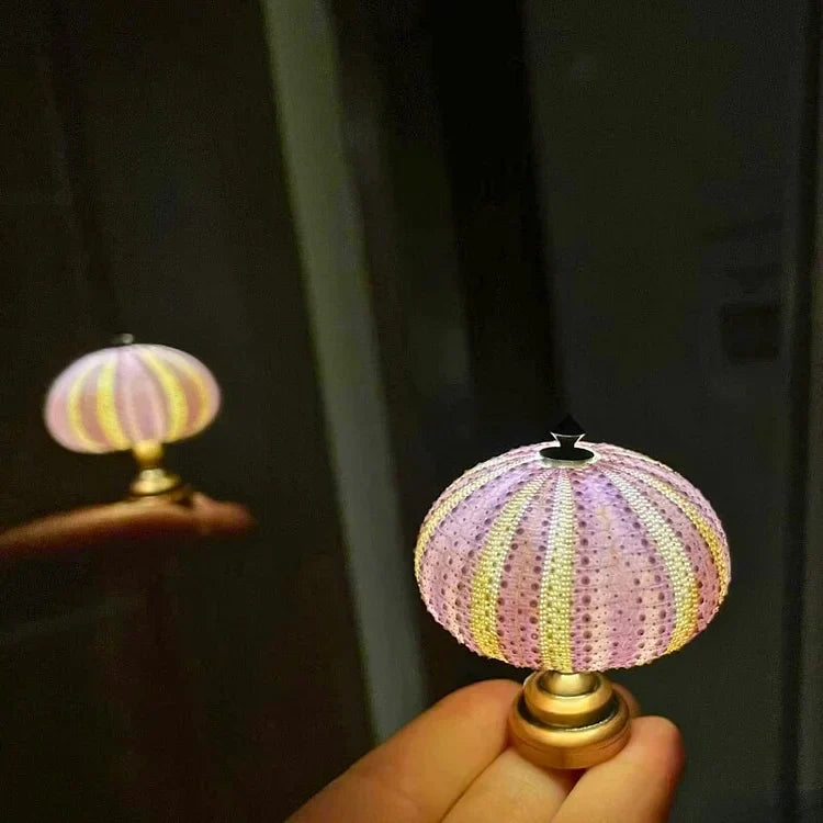 Elegante Nachttischlampe im Seeigel-Design