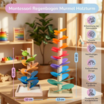 Holzturm mit Regenbogen-Murmeln im Montessori-Stil
