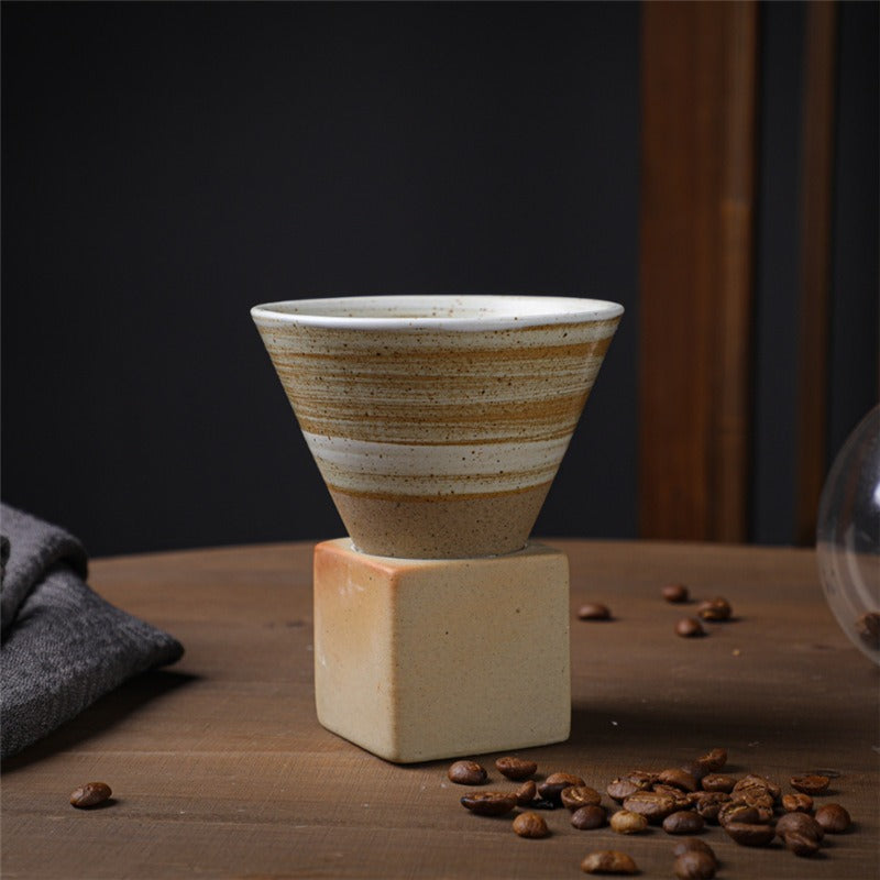Große Keramikkaffeetasse mit konischer Nahtbasis - Becher und Untersetzer Set