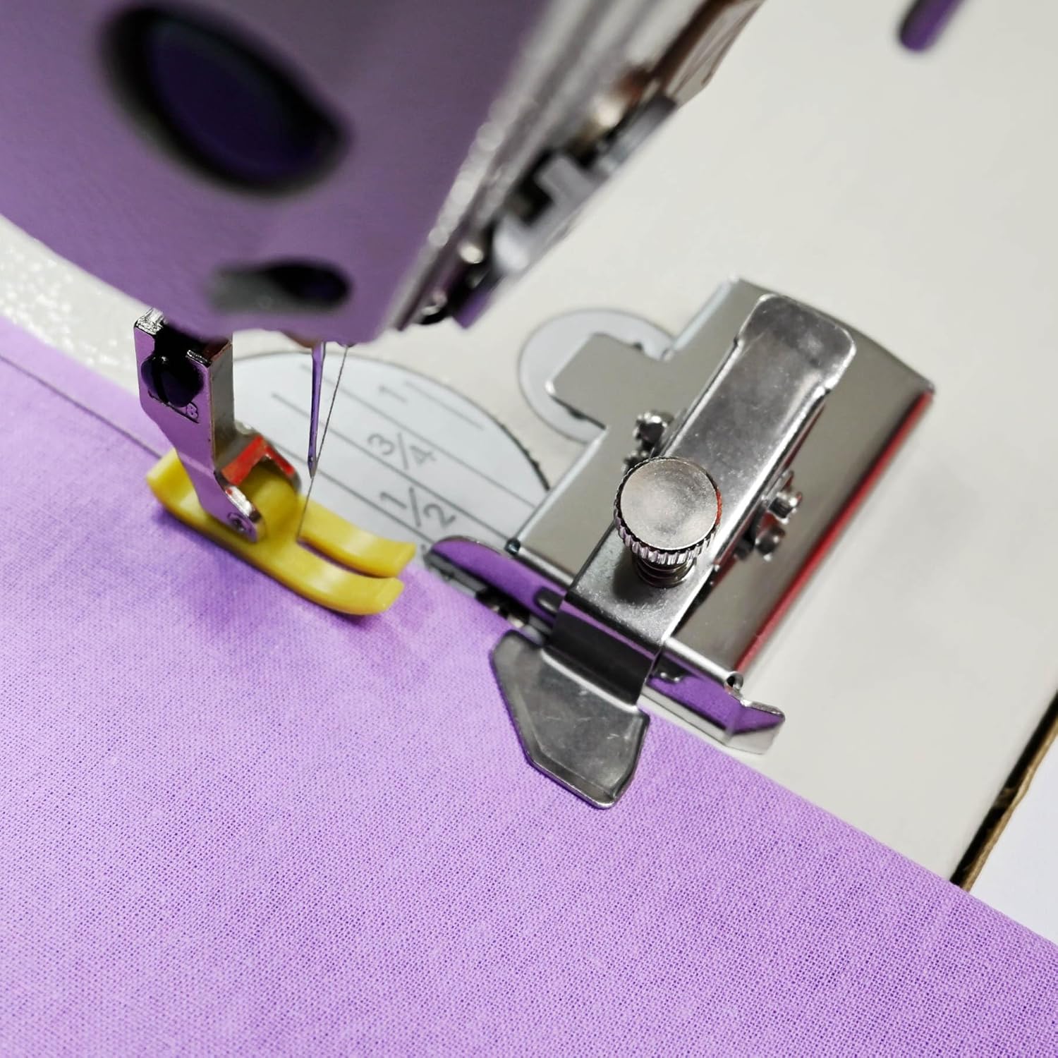 Magnetic seam guide for precise and clean seams