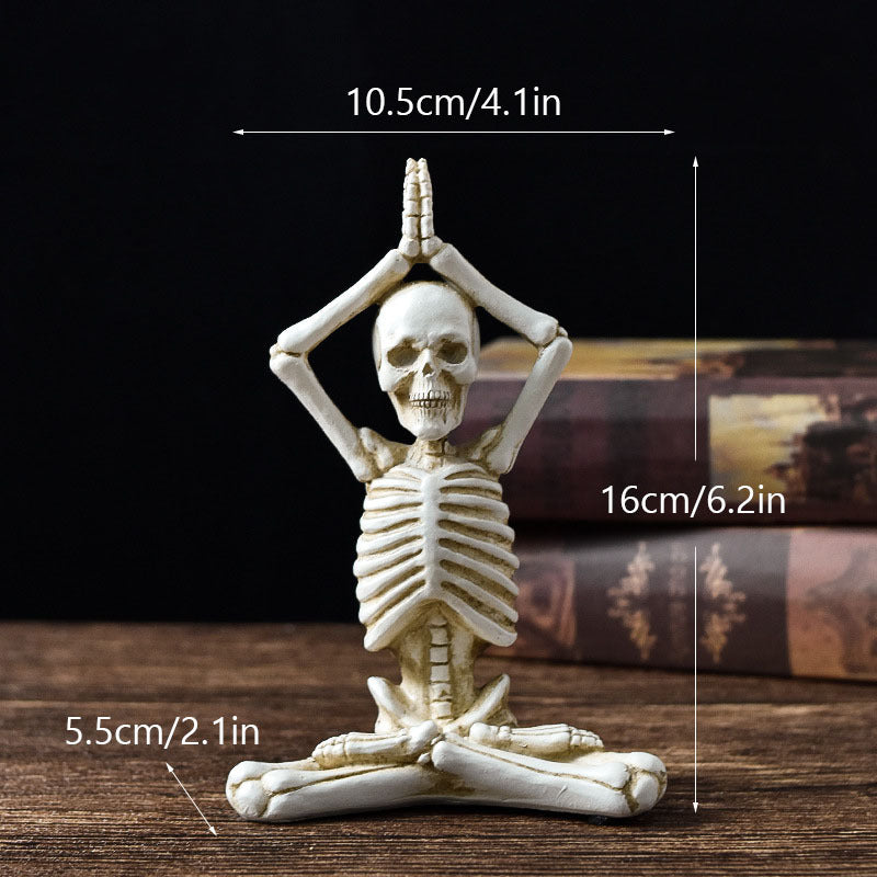 Vintage Halloween Figurine – Dekoratives Kunstwerk in Schwarz oder Weiß