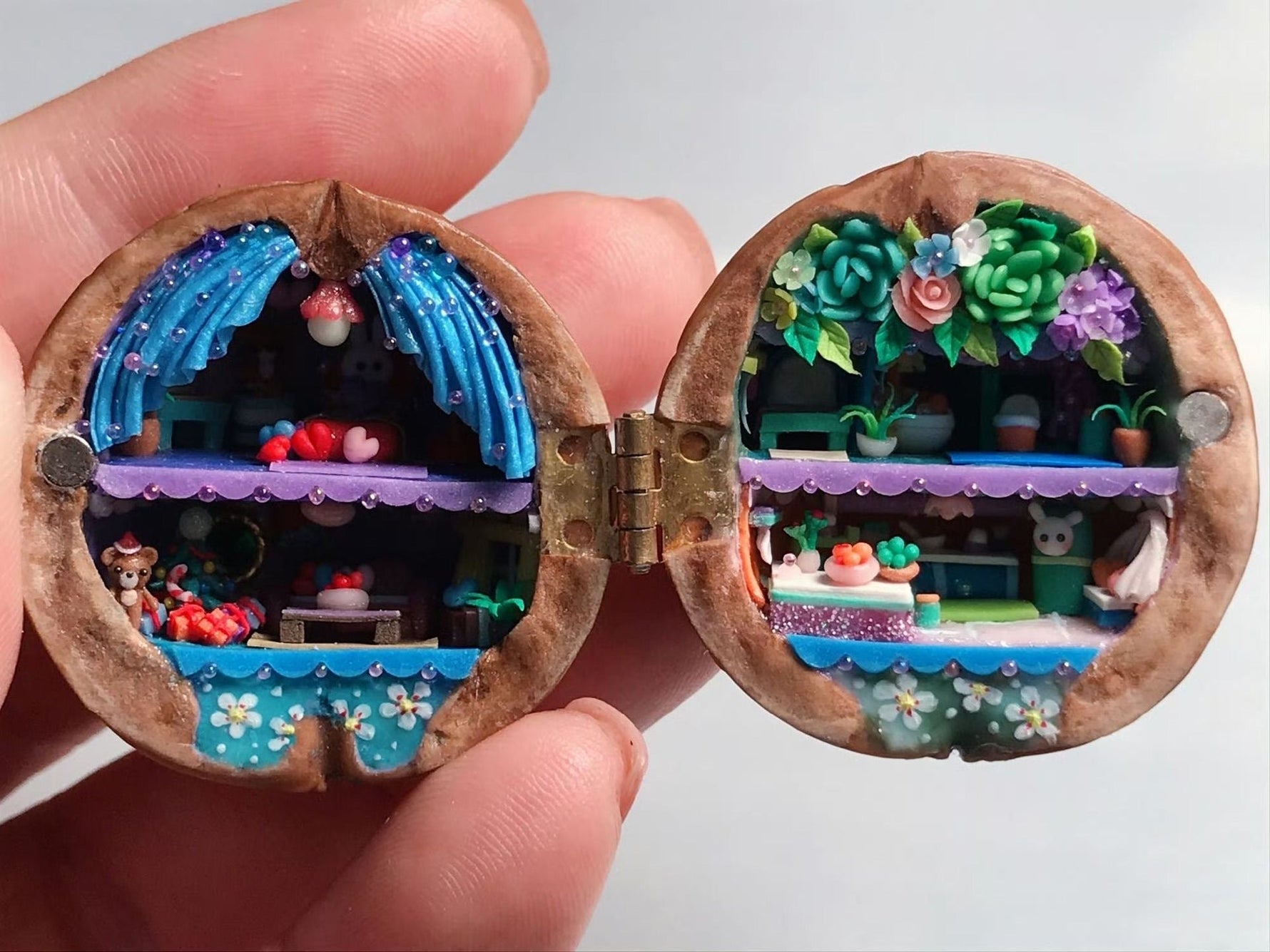 Wunderwelt aus Walnuss | Handgefertigtes Miniaturhaus mit Bibliothek