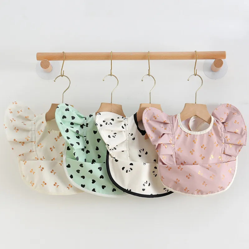Wasserdichtes Esslätzchen für Babys mit Ärmeln und Auffangtasche