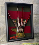Schauerlicher Freddy Krueger Handschuh und Pullover in Schattenbox