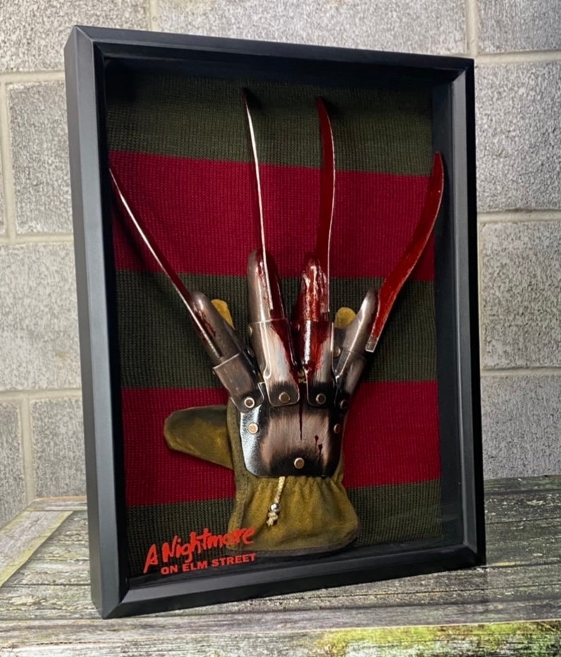 Schauerlicher Freddy Krueger Handschuh und Pullover in Schattenbox