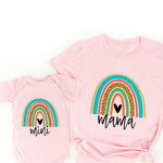 Passendes T-Shirt und Strampler im Regenbogen-Design für Mama und Tochter
