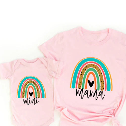 Passendes T-Shirt und Strampler im Regenbogen-Design für Mama und Tochter