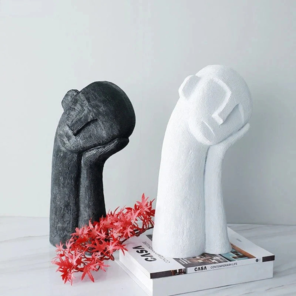 Skulptur einer ruhenden abstrakten Figur