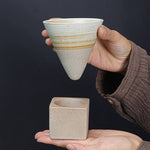 Große Keramikkaffeetasse mit konischer Nahtbasis - Becher und Untersetzer Set