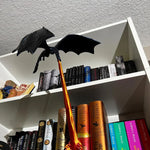 Bücherregal mit Drachenflamme – Dekorative Buchstütze