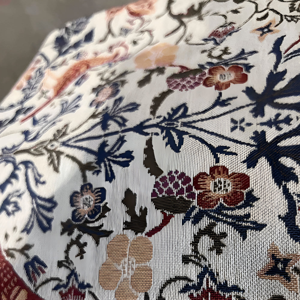 Rustikaler Tischläufer mit floralen und tierischen Motiven