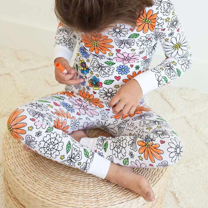 Selbstgestaltbarer Kinderpyjama zum Ausmalen
