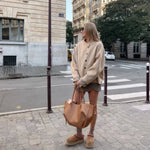 Elegant shoulder bag with generous storage space