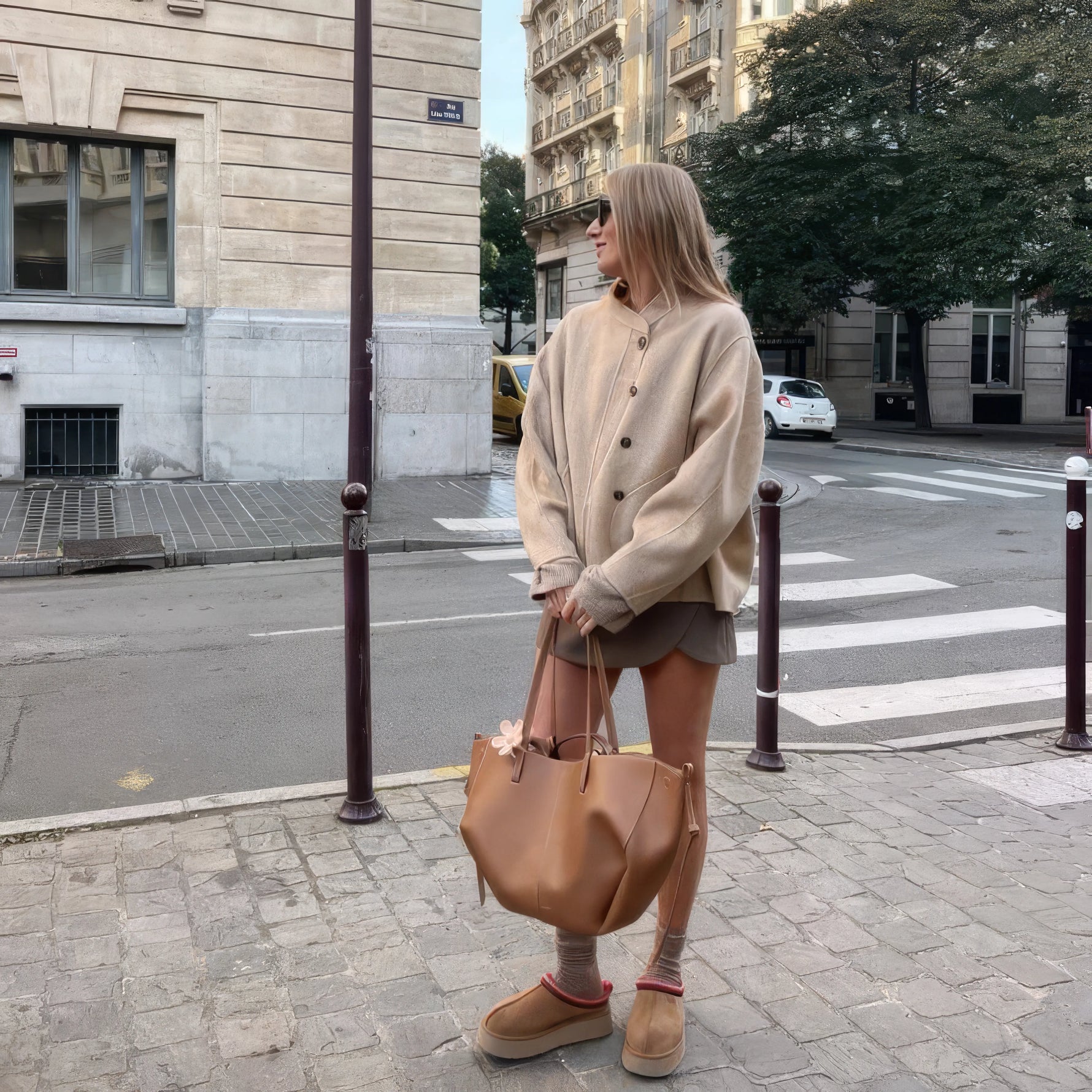 Elegant shoulder bag with generous storage space