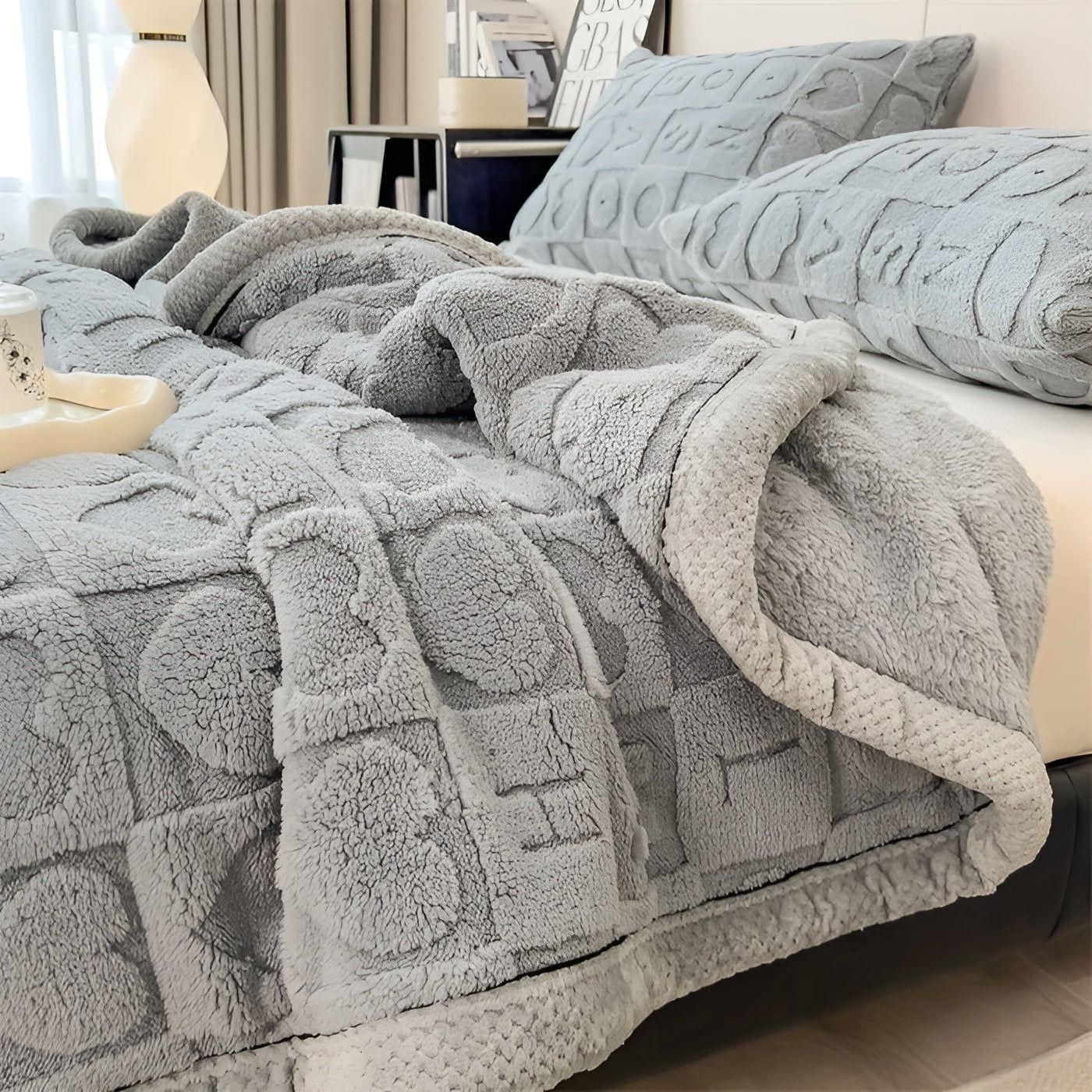 Warmes Fleece Winterdecke mit doppelseitigem Herz- und Buchstabendesign