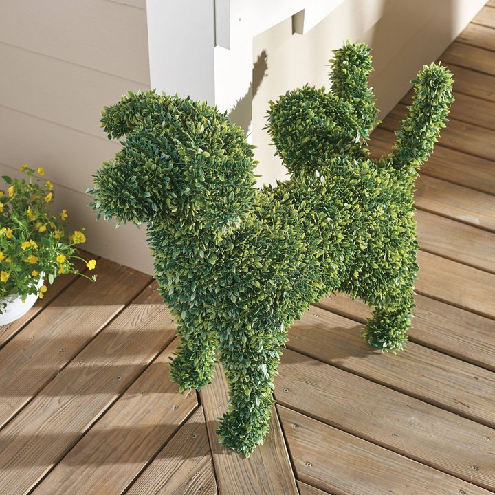 Kreativer Gartenhund aus Kunstbuchsbaum